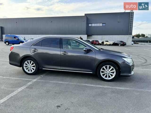 Серый Тойота Камри, объемом двигателя 2.49 л и пробегом 240 тыс. км за 12900 $, фото 12 на Automoto.ua