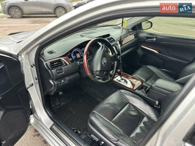 Сірий Тойота Камрі, об'ємом двигуна 2.5 л та пробігом 241 тис. км за 13500 $, фото 7 на Automoto.ua