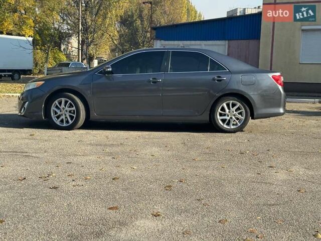 Серый Тойота Камри, объемом двигателя 2.5 л и пробегом 323 тыс. км за 9990 $, фото 3 на Automoto.ua