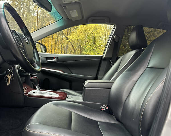 Серый Тойота Камри, объемом двигателя 2.49 л и пробегом 271 тыс. км за 12500 $, фото 19 на Automoto.ua