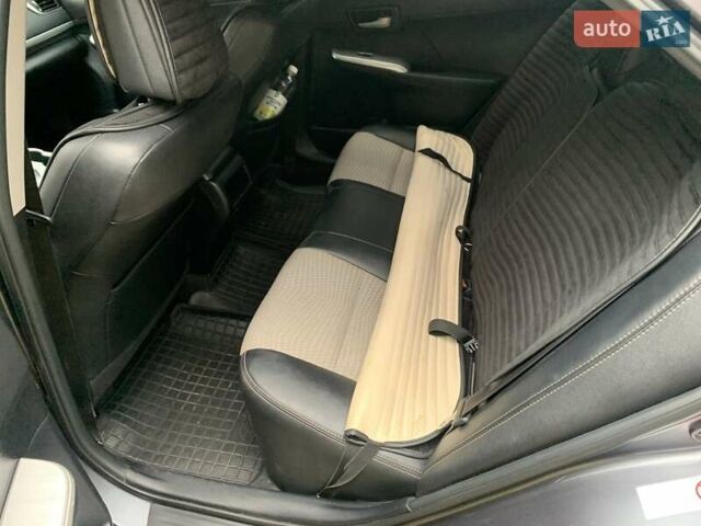 Серый Тойота Камри, объемом двигателя 2.49 л и пробегом 367 тыс. км за 10500 $, фото 7 на Automoto.ua