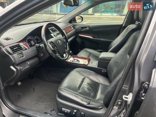 Серый Тойота Камри, объемом двигателя 2.5 л и пробегом 188 тыс. км за 15800 $, фото 7 на Automoto.ua