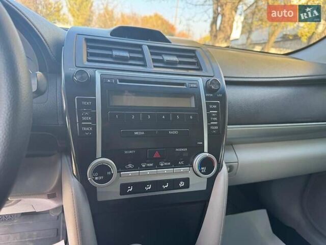 Серый Тойота Камри, объемом двигателя 2.5 л и пробегом 323 тыс. км за 9990 $, фото 19 на Automoto.ua