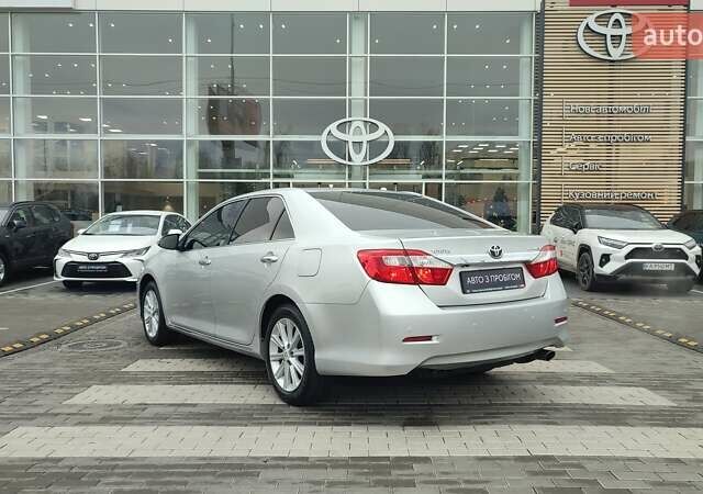 Сірий Тойота Камрі, об'ємом двигуна 2.5 л та пробігом 201 тис. км за 14556 $, фото 1 на Automoto.ua