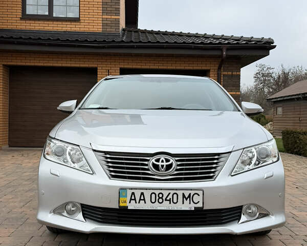 Сірий Тойота Камрі, об'ємом двигуна 2.5 л та пробігом 232 тис. км за 12800 $, фото 2 на Automoto.ua