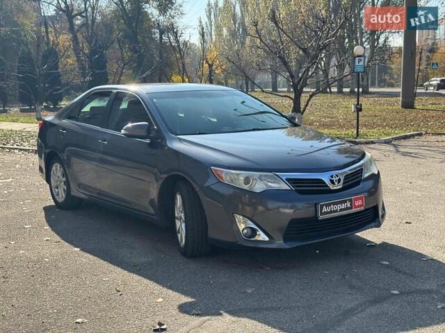 Серый Тойота Камри, объемом двигателя 2.5 л и пробегом 323 тыс. км за 9990 $, фото 2 на Automoto.ua