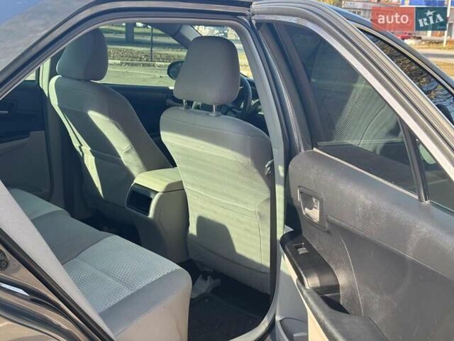 Серый Тойота Камри, объемом двигателя 2.5 л и пробегом 323 тыс. км за 9990 $, фото 10 на Automoto.ua