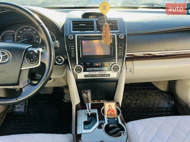 Серый Тойота Камри, объемом двигателя 2.5 л и пробегом 155 тыс. км за 13000 $, фото 17 на Automoto.ua