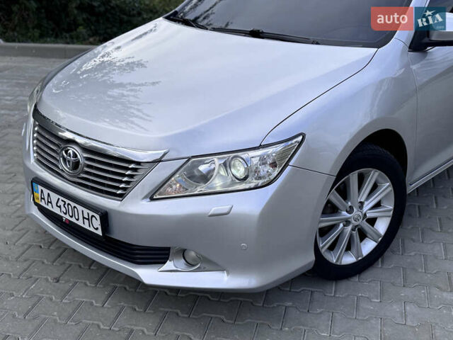 Тойота Камри 2012 в Киеве на Automoto.ua Серый Тойота Камри, объемом двигателя 2.49 л и пробегом 198 тыс. км за 15490 $, фото 3 на Automoto.ua