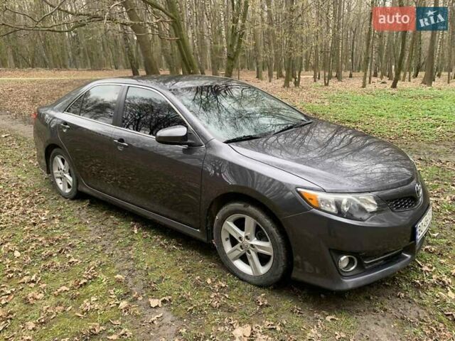 Серый Тойота Камри, объемом двигателя 2.49 л и пробегом 367 тыс. км за 10500 $, фото 2 на Automoto.ua