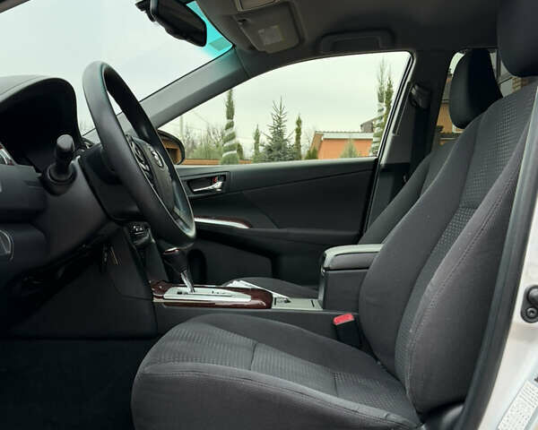 Сірий Тойота Камрі, об'ємом двигуна 2.5 л та пробігом 232 тис. км за 12800 $, фото 26 на Automoto.ua