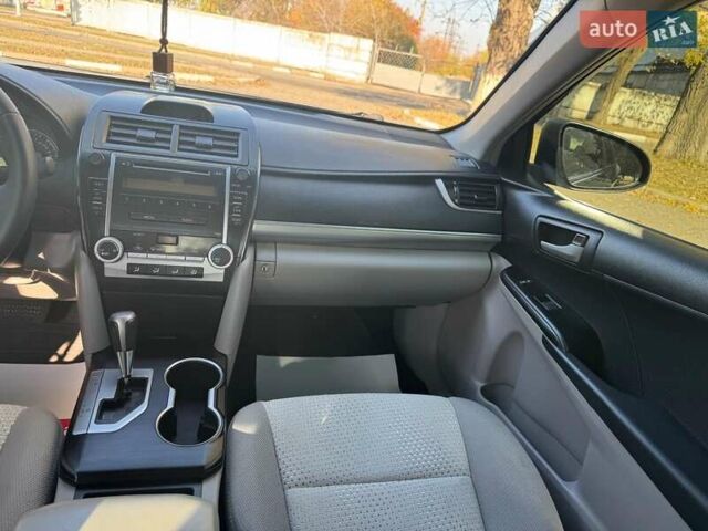 Серый Тойота Камри, объемом двигателя 2.5 л и пробегом 323 тыс. км за 9990 $, фото 13 на Automoto.ua