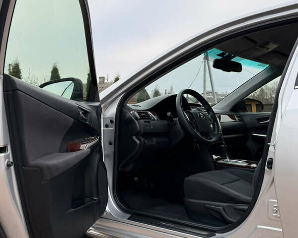 Сірий Тойота Камрі, об'ємом двигуна 2.5 л та пробігом 232 тис. км за 12800 $, фото 24 на Automoto.ua