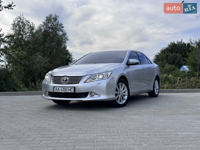 Тойота Камри 2012 в Киеве на Automoto.ua Серый Тойота Камри, объемом двигателя 2.49 л и пробегом 198 тыс. км за 15490 $, фото 2 на Automoto.ua