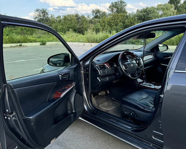 Серый Тойота Камри, объемом двигателя 2.49 л и пробегом 240 тыс. км за 12900 $, фото 4 на Automoto.ua