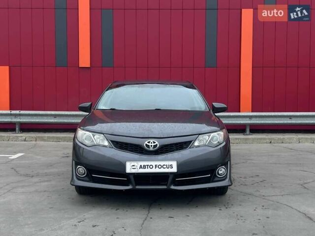 Серый Тойота Камри, объемом двигателя 2.49 л и пробегом 316 тыс. км за 9990 $, фото 2 на Automoto.ua