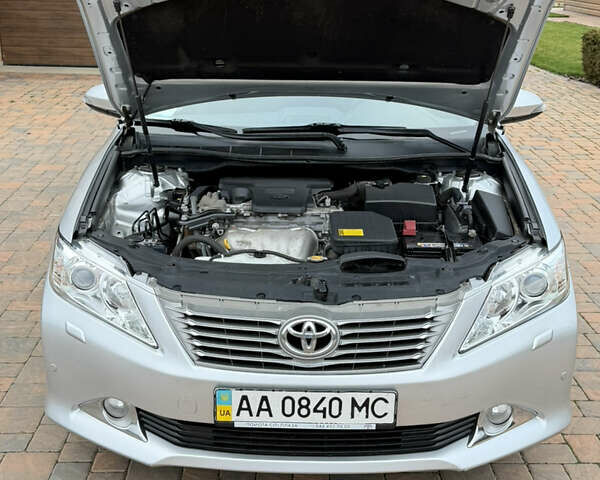 Сірий Тойота Камрі, об'ємом двигуна 2.5 л та пробігом 232 тис. км за 12800 $, фото 23 на Automoto.ua