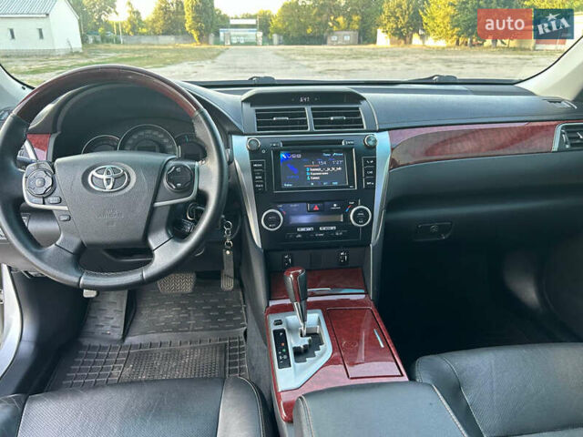 Сірий Тойота Камрі, об'ємом двигуна 2.5 л та пробігом 212 тис. км за 13500 $, фото 16 на Automoto.ua