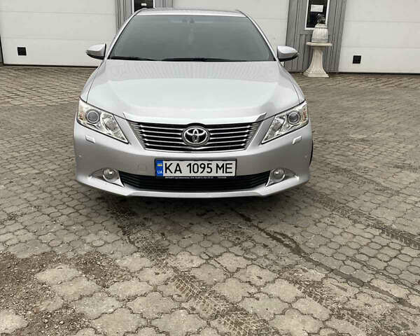 Сірий Тойота Камрі, об'ємом двигуна 2.5 л та пробігом 136 тис. км за 16500 $, фото 2 на Automoto.ua