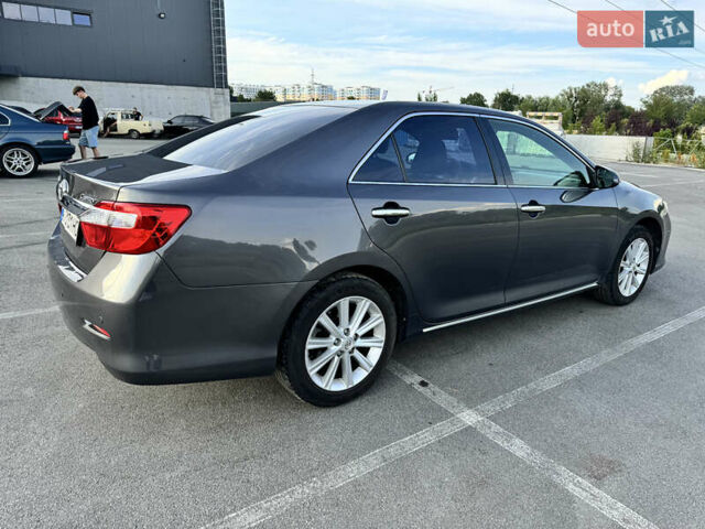 Серый Тойота Камри, объемом двигателя 2.49 л и пробегом 240 тыс. км за 12900 $, фото 2 на Automoto.ua