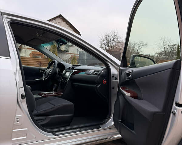 Сірий Тойота Камрі, об'ємом двигуна 2.5 л та пробігом 232 тис. км за 12800 $, фото 28 на Automoto.ua