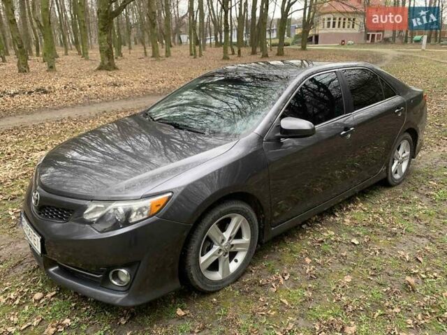 Серый Тойота Камри, объемом двигателя 2.49 л и пробегом 367 тыс. км за 10500 $, фото 3 на Automoto.ua