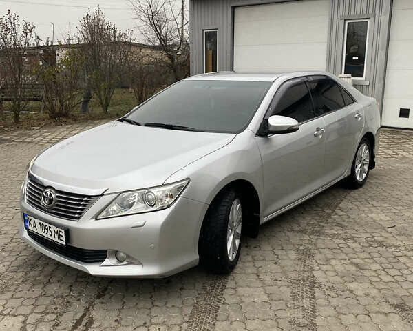 Сірий Тойота Камрі, об'ємом двигуна 2.5 л та пробігом 136 тис. км за 16500 $, фото 1 на Automoto.ua