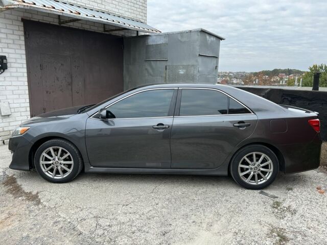 Серый Тойота Камри, объемом двигателя 2.5 л и пробегом 240 тыс. км за 8700 $, фото 1 на Automoto.ua