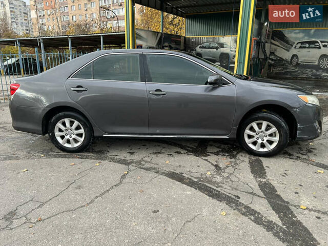 Серый Тойота Камри, объемом двигателя 2.49 л и пробегом 220 тыс. км за 8500 $, фото 2 на Automoto.ua