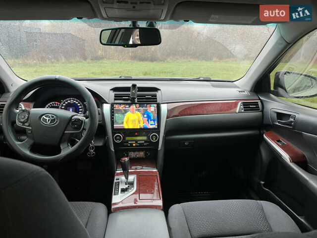 Серый Тойота Камри, объемом двигателя 2.49 л и пробегом 282 тыс. км за 13000 $, фото 4 на Automoto.ua