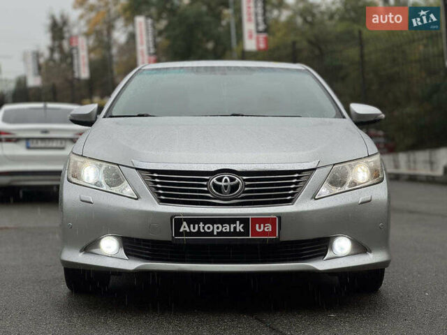 Серый Тойота Камри, объемом двигателя 2.5 л и пробегом 213 тыс. км за 14490 $, фото 3 на Automoto.ua