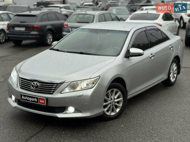 Серый Тойота Камри, объемом двигателя 2.5 л и пробегом 213 тыс. км за 14490 $, фото 1 на Automoto.ua