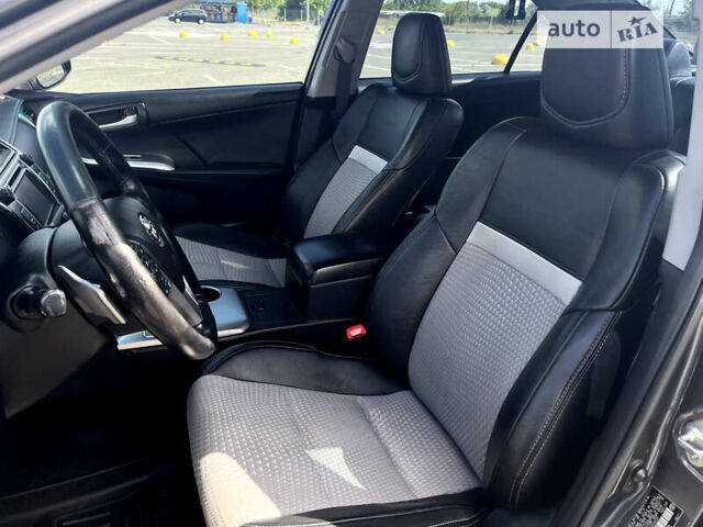 Серый Тойота Камри, объемом двигателя 2.49 л и пробегом 198 тыс. км за 12500 $, фото 15 на Automoto.ua