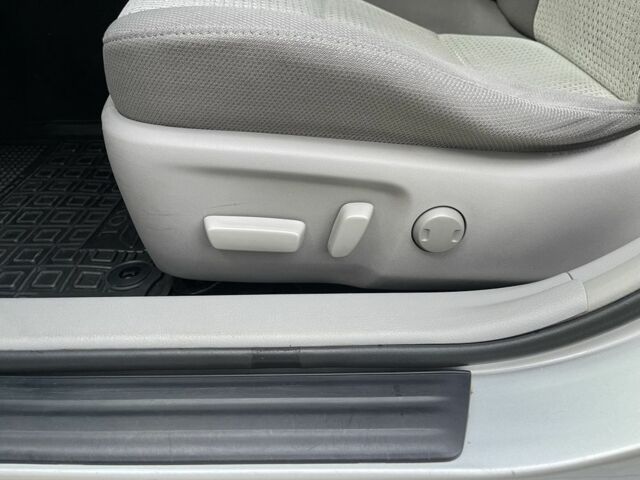 Серый Тойота Камри, объемом двигателя 2.5 л и пробегом 141 тыс. км за 12500 $, фото 9 на Automoto.ua