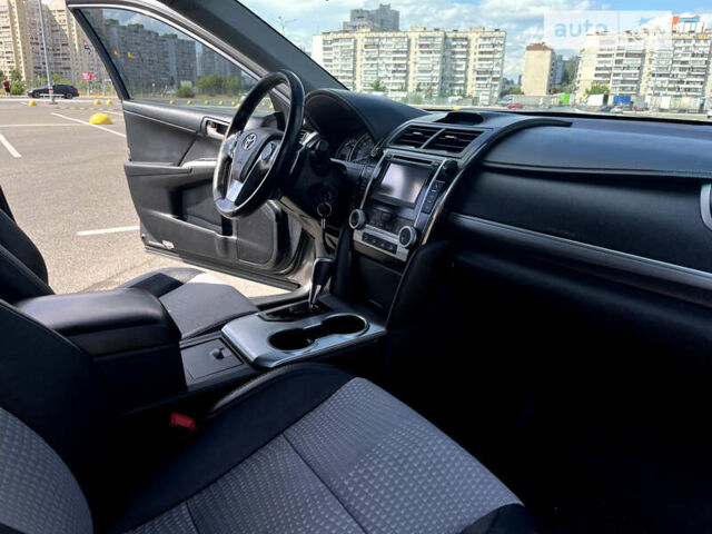 Серый Тойота Камри, объемом двигателя 2.49 л и пробегом 198 тыс. км за 12500 $, фото 17 на Automoto.ua