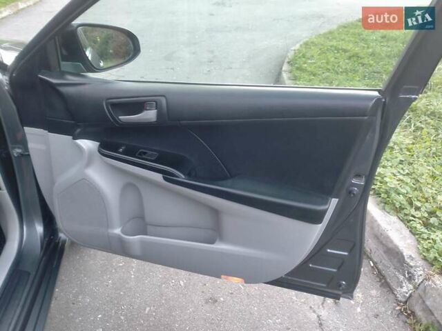 Тойота Камрі 2013 у Хмельницькому на Automoto.ua Сірий Тойота Камрі, об'ємом двигуна 2.5 л та пробігом 137 тис. км за 9900 $, фото 29 на Automoto.ua