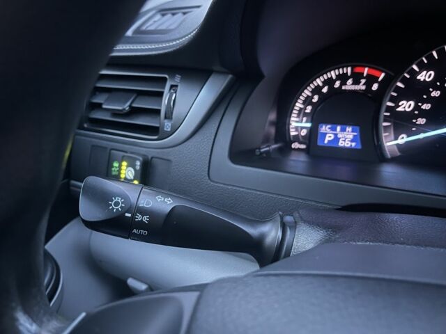 Серый Тойота Камри, объемом двигателя 2.5 л и пробегом 141 тыс. км за 12500 $, фото 7 на Automoto.ua