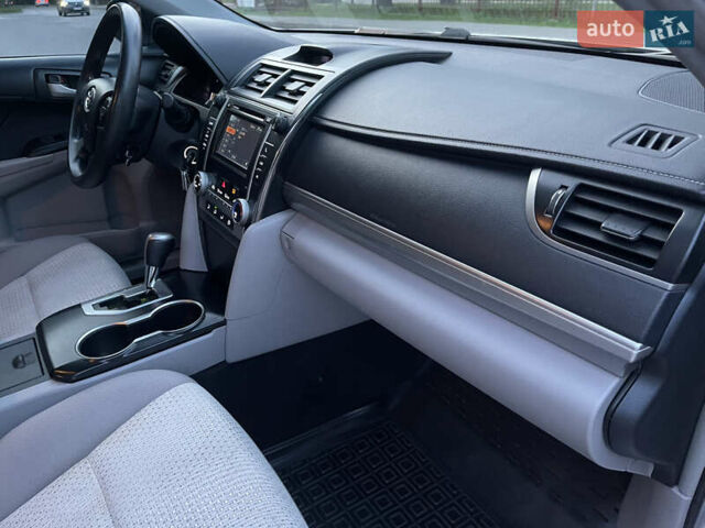 Серый Тойота Камри, объемом двигателя 2.5 л и пробегом 139 тыс. км за 13000 $, фото 22 на Automoto.ua