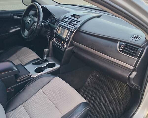 Серый Тойота Камри, объемом двигателя 2.49 л и пробегом 230 тыс. км за 9800 $, фото 14 на Automoto.ua