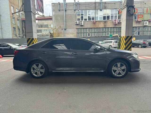 Серый Тойота Камри, объемом двигателя 2.5 л и пробегом 225 тыс. км за 12300 $, фото 3 на Automoto.ua