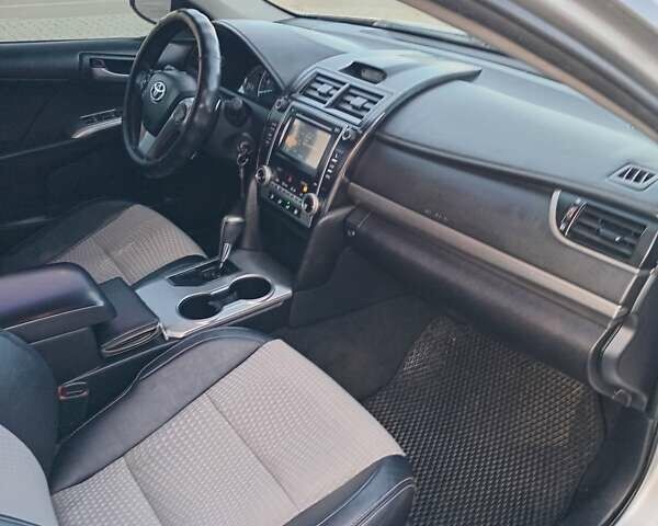 Серый Тойота Камри, объемом двигателя 2.49 л и пробегом 230 тыс. км за 9800 $, фото 20 на Automoto.ua