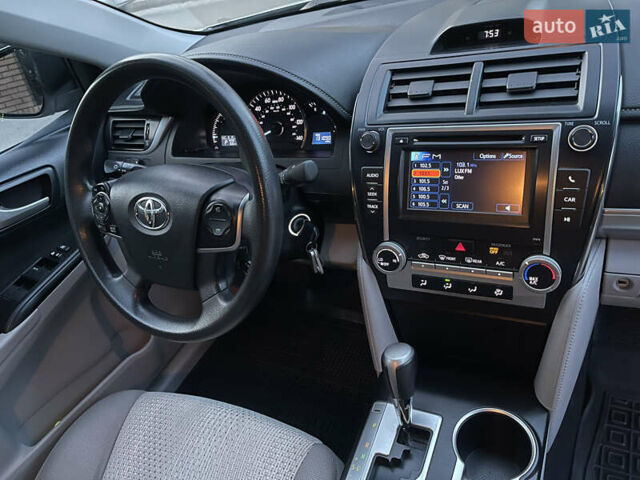 Серый Тойота Камри, объемом двигателя 2.5 л и пробегом 139 тыс. км за 13000 $, фото 21 на Automoto.ua