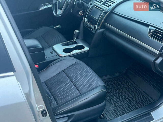 Сірий Тойота Камрі, об'ємом двигуна 2.5 л та пробігом 297 тис. км за 10390 $, фото 15 на Automoto.ua