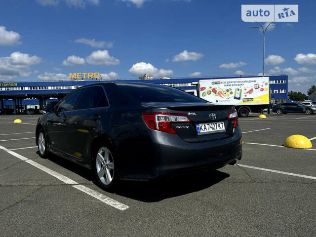 Серый Тойота Камри, объемом двигателя 2.49 л и пробегом 198 тыс. км за 12500 $, фото 3 на Automoto.ua