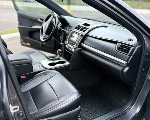 Сірий Тойота Камрі, об'ємом двигуна 2.49 л та пробігом 230 тис. км за 11000 $, фото 17 на Automoto.ua