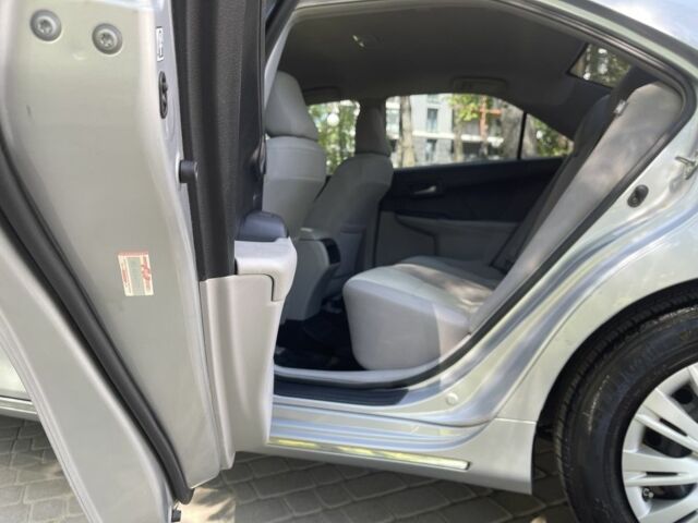 Серый Тойота Камри, объемом двигателя 2.5 л и пробегом 141 тыс. км за 12500 $, фото 12 на Automoto.ua