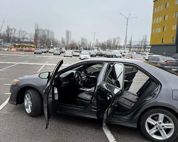 Сірий Тойота Камрі, об'ємом двигуна 2.49 л та пробігом 230 тис. км за 11000 $, фото 13 на Automoto.ua