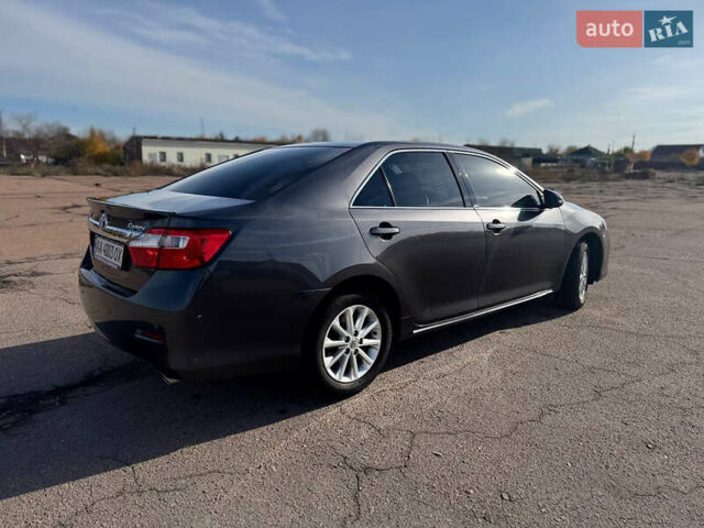 Сірий Тойота Камрі, об'ємом двигуна 2.5 л та пробігом 240 тис. км за 12999 $, фото 5 на Automoto.ua