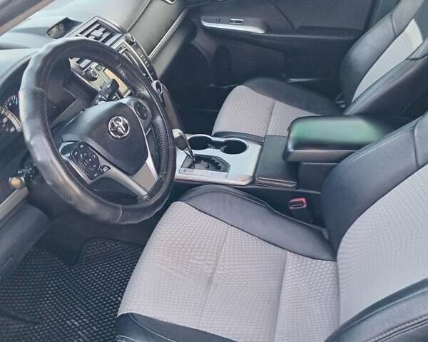 Серый Тойота Камри, объемом двигателя 2.49 л и пробегом 230 тыс. км за 9800 $, фото 11 на Automoto.ua