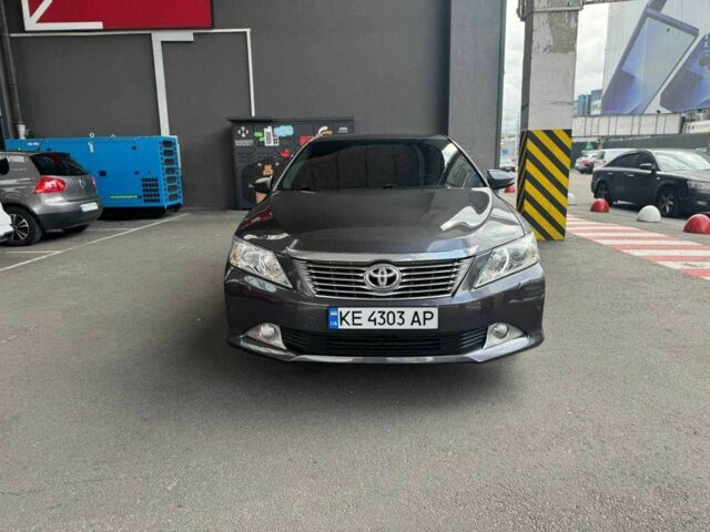 Серый Тойота Камри, объемом двигателя 2.5 л и пробегом 225 тыс. км за 12300 $, фото 2 на Automoto.ua